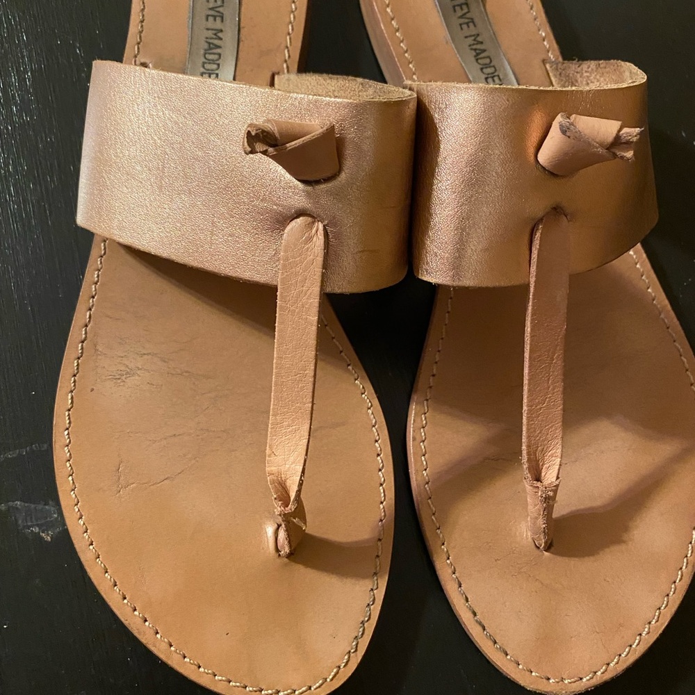 Steve Madden gold leather flip flops 8 1/2